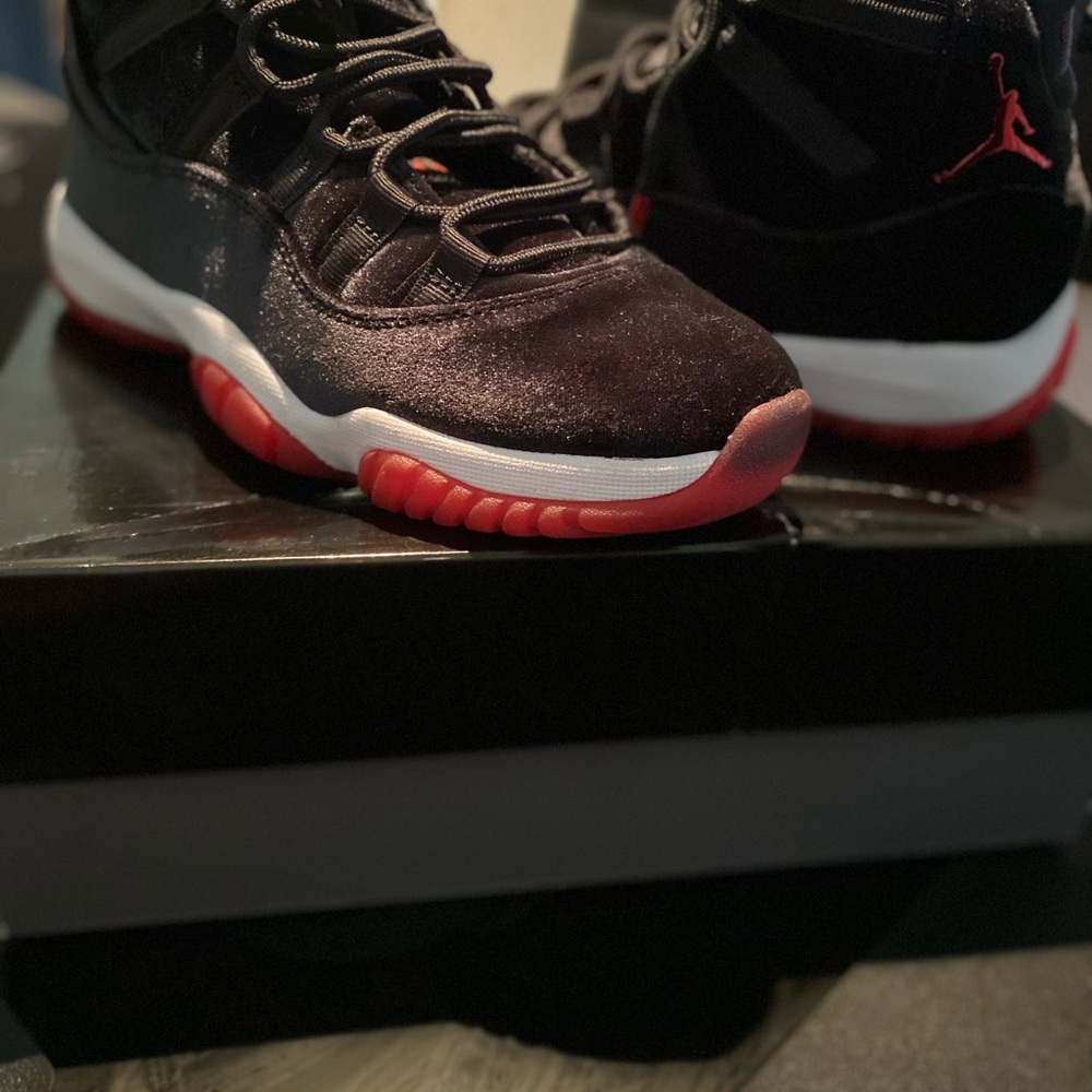 Jordan Men's Black and Red Sneakers